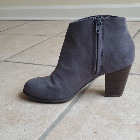 Old Navy women's faux-suede High-Heel booties - Picture 4 of 5